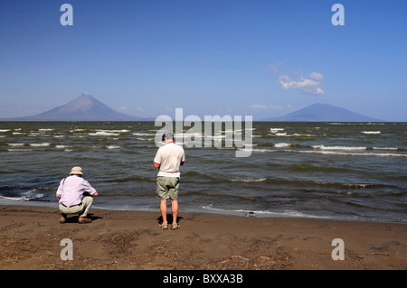 Touristen, die Anzeigen von Nicaragua-See, Concepción und Maderas Vulkan, Nicaragua, Mittelamerika Stockfoto