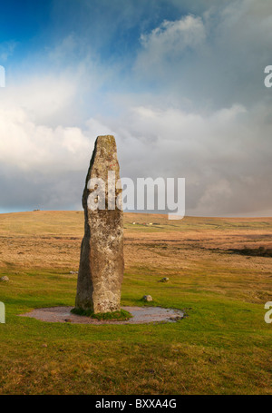 Stehenden Stein Merrivale, mit Moor hinter Merrivale, Dartmoor, Devon UK Stockfoto