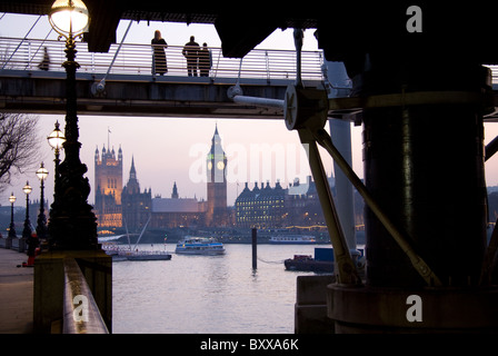 Die Golden Jubilee Fußgängerbrücke, die überquert den Fluss Themse in London und, läuft neben Charing Cross Eisenbahnbrücke Stockfoto