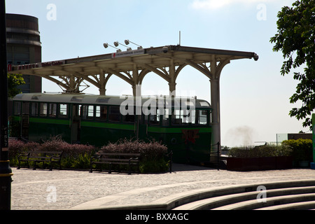 Die erstaunliche Hong Kong alte The Peak Tram in den Tag, blauer Himmel, klaren Sommertag Stockfoto