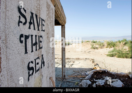 'Save The Sea' Graffiti auf verlassenen Gebäude, Salton Sea Beach, Kalifornien, USA. Stockfoto