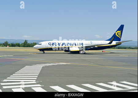 Ryanair Boeing 737-800 Landung auf der Piste in Carcassonne Flughafen Frankreich Stockfoto