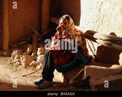 Frauen in traditioneller Kleidung sitzen vor einem Haus, Abyāneh Iran Stockfoto