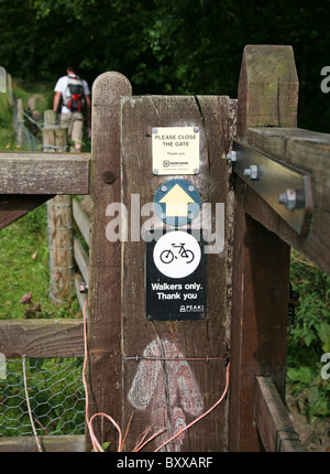 Schilder mit der Aufschrift, dass Wanderer nur bitte das Tor schließen, kein Radfahren auf Awooden Tor auf einem öffentlichen Wanderweg Derbyshire Peak District Stockfoto