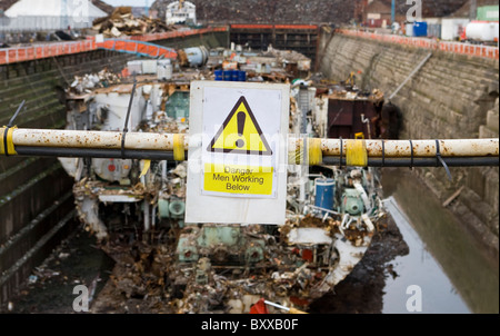 Schrott Metall Händler   Schiffsabwrackung für Schrott   Metall Bergung, Liverpool Docks, Merseyside, UK Stockfoto