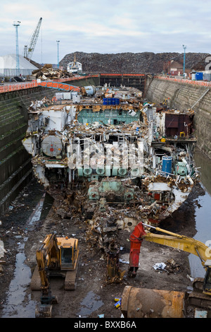 Schrott Metall Händler   Schiffsabwrackung für Schrott   Metall Bergung, Liverpool Docks, Merseyside, UK Stockfoto