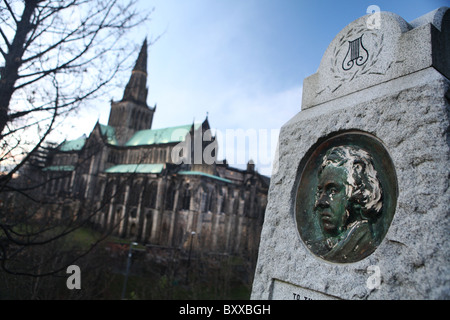 Ein Blick aus der Nekropole, zeigt das Denkmal für William Miller und Glasgow Cathedral im Hintergrund in Glasgow, Schottland. Stockfoto