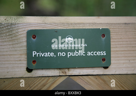 Ein Schild an einem Tor sagen privat kein öffentlicher Zugang Lake District National Park Stockfoto