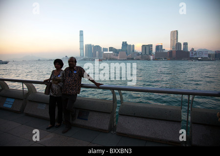 Die Skyline von Kowloon in der Dämmerung zeigt die Größe von Hong Kong höchste Gebäude, das International Commerce Centre Stockfoto