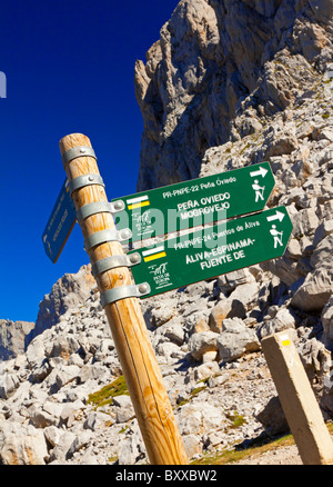 Wegweiser auf Fußweg in Kalkbergen Fuente de im Picos de Europa National Park im Norden Spaniens Stockfoto