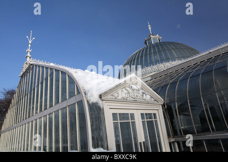 Ein Schnee-Szene der Kibble Palace viktorianischen Gewächshaus im Botanischen Garten, Glasgow, Schottland. Stockfoto