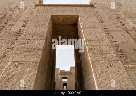 Blick auf den Eingang des ersten Pylon am Tempel des Pharao Ramses III, Medinet Habu, West Bank, Luxor, Ägypten Stockfoto