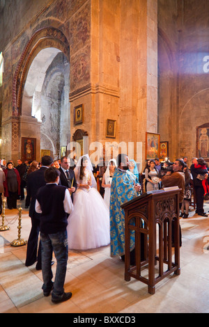 Georgische Hochzeitsservice in Sveti Tskhoveli Cathedral Mzcheta, Georgia. JMH4131 Stockfoto