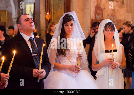 Bräutigam Braut und Brautjungfer im georgischen Hochzeitsservice in Sveti Tskhoveli Cathedral Mzcheta, Georgia. JMH4132 Stockfoto