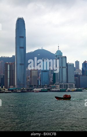 Skyline von Hong Kong Island China Central District am Tag über den Victoria Harbour aus Kowloon Stockfoto