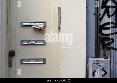 Junk-Mail im Briefkasten in Brüssel. Stockfoto