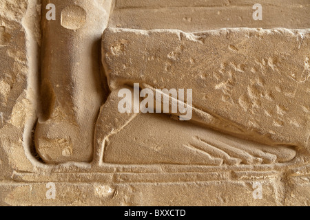 Nahaufnahme von geschnitzten Relief des sandalentragende Fußes in Medinet Habu, Leichenhalle Tempel von Ramses III, Westufer des Nil, Luxor, Ägypten Stockfoto