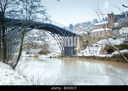 Die Eisenbrücke, Ironbridge, Telford, Shropshire. Wiege der industriellen Revolution. Stockfoto