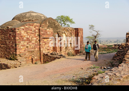 Indischen Mann zu Fuß auf Feldweg, Fatehpur Sikri, im Bundesstaat Uttar Pradesh, Indien. Stockfoto