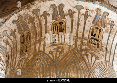 Spalte Kapitalien in South Kolonnade des ersten Hofes in Medinet Habu, Leichenhalle Tempel von Ramses III, Westbank, Luxor Stockfoto