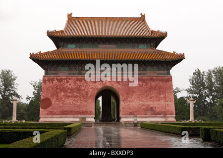 Shen Gong Sheng De Stele Pavillon (großes rotes Tor) + dekorative Säulen Ming Gräber an einem regnerischen Tag, heilige Weg, Peking, China Stockfoto