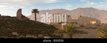 Panorama-Aufnahme von der Leichenhalle Tempel des Pharao Ramses III, Medinet Habu, vor der thebanischen Berge Westjordanland Luxor, Ägypten Stockfoto