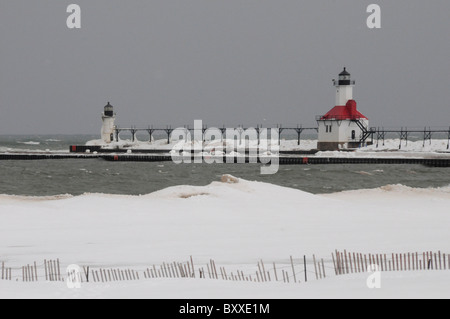 Silver Beach; St Joseph Nordpier leuchtet am Lake Michigan; Winter; Schnee und Eis; St. Joseph, Michigan USA Stockfoto