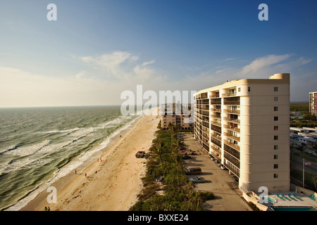 Blick von der Dachterrasse Blick nach Norden auf Fort Meyers Beach, Florida Stockfoto