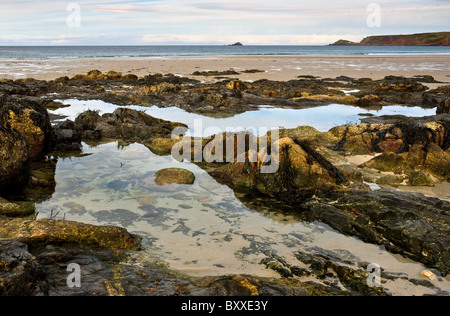 Fels-Pools bei Ebbe am Strand von Sennen in Cornwall. Stockfoto