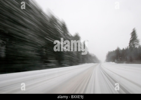 Drivinng schnell auf einer verschneiten schwedischen Winter-Straße. Das Foto zeigt eine Menge Bewegung verwischen. Stockfoto