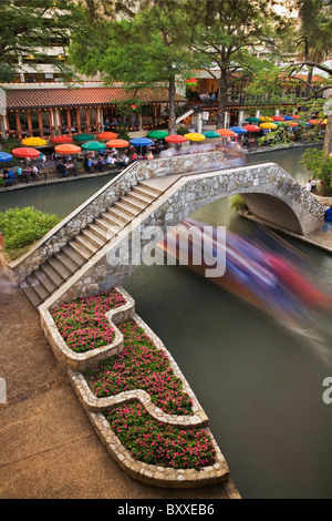 Café im Freien entlang der River Walk und Boot in Bewegung Unterquerung der Brücke über den San Antonio River, San Antonio, Texas Stockfoto