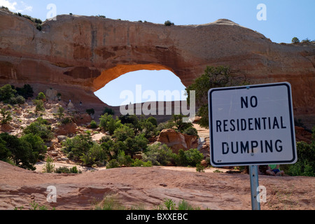 Melden Sie sich am Wilson Arch, einem natürlichen Sandstein Bogen entlang der U.S. Route 191 in der Nähe von Moab, Utah, USA. Stockfoto