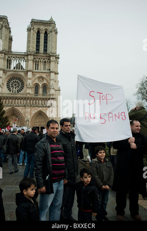 Paris, Frankreich, koptische Christen demonstrieren, Kathedrale Notre-Dame, terroristische Anschläge in Ägypten, Familienholding Protest-Banner, "das Blut Halt" Stockfoto