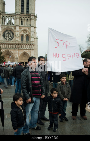 Paris, Frankreich, koptische Christen demonstrieren in der Kathedrale Notre Dame, Terroranschläge in Ägypten, Schild mit der Aufschrift „Stop Blood“ Migranten protestieren, Religion in der Politik und christlicher AKTIVISMUS Stockfoto