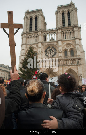 Paris, Frankreich, Rückansicht, Menschenmenge koptischer Christen, die in der Kathedrale Notre Dame demonstrieren, Trauer, Terroranschläge in Ägypten, Cross bei Demonstrationen halten, religiöse Treffen, Religion in der Politik, christlicher AKTIVISMUS Stockfoto
