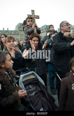 Paris, Frankreich, Menschenmenge, koptische christliche Familie demonstriert Terroranschläge in Ägypten, Kind hält Kreuz, europäische religiöse Praxis, christlicher AKTIVISMUS Stockfoto