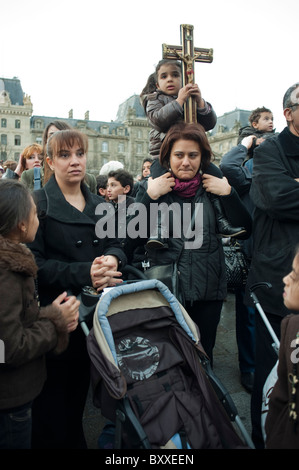 Paris, Frankreich, mittlere Menschenmenge, Front, Kinder, koptische Christen Familienprotest Demonstration von Terroranschlägen außerhalb Ägyptens, verschiedene Kulturen Religion in der Politik Stockfoto