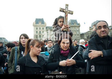 Paris, Frankreich, Menschenmenge koptischer Christen, französische Familie demonstriert bei der Versammlung, Terroranschläge in Ägypten, Kinder bei Protesten, Kreuz auf den Schultern der Mutter halten, Proteste, religiöse Treffen, verschiedene Kulturen Religion in der Politik, Mehrgenerationenfamilie, christlicher AKTIVISMUS, Menschen, die in einer Menge stehen Stockfoto