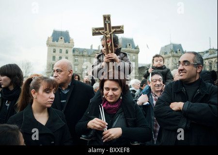 Paris, Frankreich, große Menschenmenge, Front, koptische Christen demonstrieren bei Terroranschlägen in Ägypten, religiöse Familienproteste, Kinderkreuz, politische Religion, christlicher AKTIVISMUS, internationale Politik, Familie Kinder Eltern europa Stockfoto