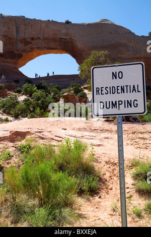 Melden Sie sich am Wilson Arch, einem natürlichen Sandstein Bogen entlang der U.S. Route 191 in der Nähe von Moab, Utah, USA. Stockfoto