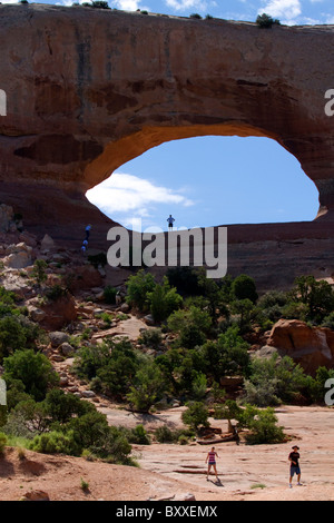 Wilson Arch ist ein natürlicher Sandstein Bogen entlang der U.S. Route 191 in der Nähe von Moab, Utah, USA. Stockfoto