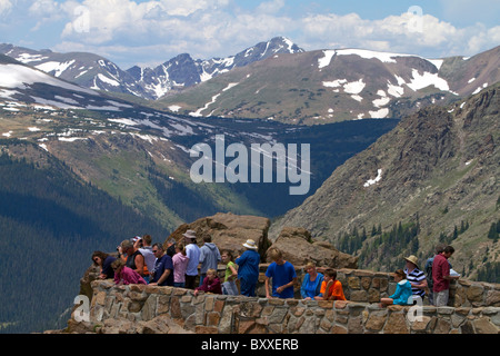 Touristen anzeigen die Rocky Mountains von einem malerischen Aussichtspunkt in den Rocky Mountain National Park, Colorado, USA Stockfoto