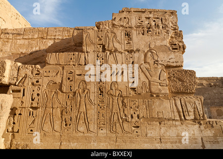 Reliefs in der Säulenhalle in Medinet Habu, Leichenhalle Tempel von Ramses III, Westufer des Nil, Luxor, Ägypten Stockfoto