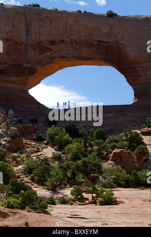 Wilson Arch ist ein natürlicher Sandstein Bogen entlang der U.S. Route 191 in der Nähe von Moab, Utah, USA. Stockfoto