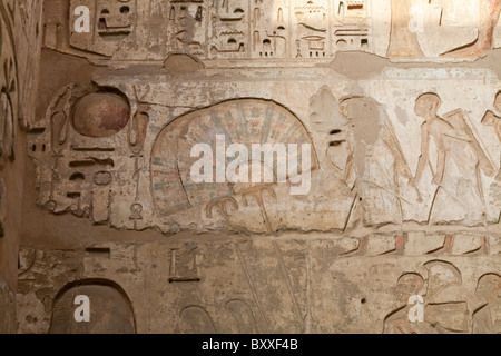 Erleichterung des Lüfters an Portico Wand in Medinet Habu, Leichenhalle Tempel von Ramses III, Westufer des Nil, Luxor, Ägypten Stockfoto