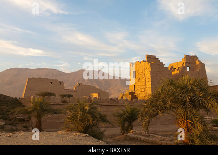 Migdol, hohes Tor und ersten Pylon am Tempel des Pharao Ramses III, Medinet Habu, West Bank, Luxor, Ägypten Stockfoto