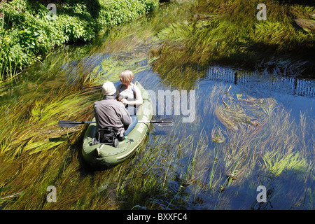 Älteres Paar in einem Schlauchboot auf dem Fluss Stour in Canterbury, Kent England schmuddeligen Stockfoto