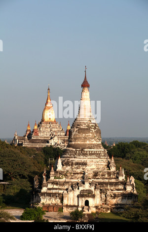 Einen Blick auf Thatbyinnyu Pahto Tempel mit Ananda Pahto Tempel in Bagan, Myanmar im Hintergrund. (Burma) Stockfoto