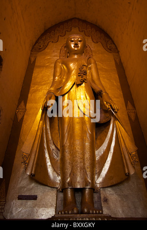 Buddha-Statue im Ananda-Tempel in Bagan Stockfoto