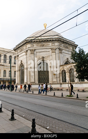 ISTANBUL, Türkei / Türkiye — die Atik Ali Pascha Moschee (türkisch: Gazi Atik Ali Paşa Camii) ist eine alte osmanische Moschee im Stadtteil Çemberlitaş im Stadtteil Fatih in Istanbul. Sie wurde 1496 von Großwesir Bosnalı Hadım Atik Ali Paşa während der Regierungszeit von Sultan Beyazıt II. Erbaut. Die Moschee befindet sich in der Nähe des Eingangs zum Kapalıçarşı (Großen Basar), der Theodosisssäule und der historischen Nuruosmaniye-Moschee. Stockfoto